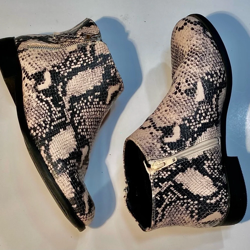TIME AND TRUE SNAKE PRINT BOOTS SIZE 10